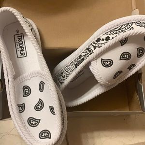 TROOPER AMERICA PAISLEY WHITE MOCCASIN SLIPPERS